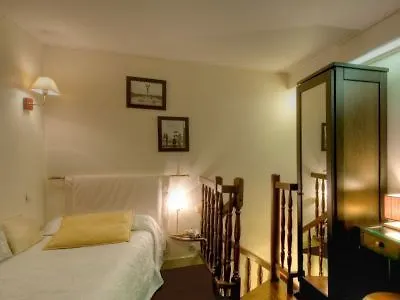 Ile De France Opera Hotel